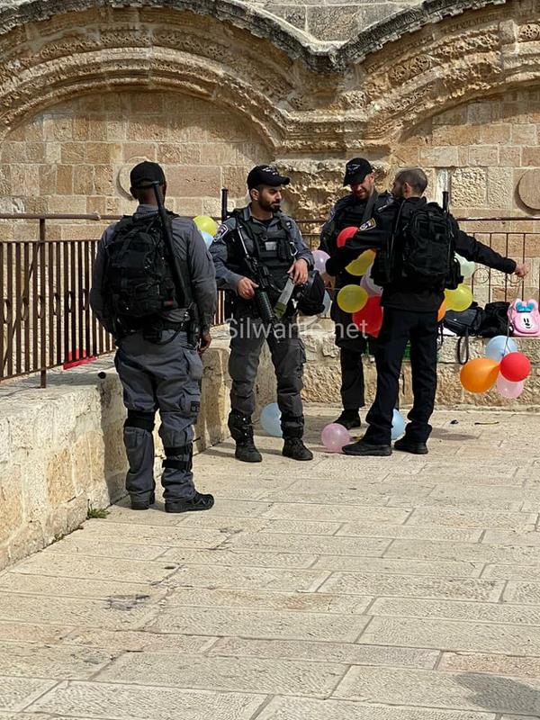 الاحتلال يعتقل 5 فلسطينيين من محيط المسجد الأقصى