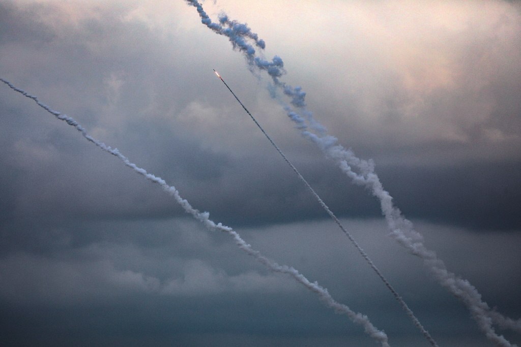 المقاومة تطلق رشقات من الصواريخ التجريبية باتجاه بحر غزة
