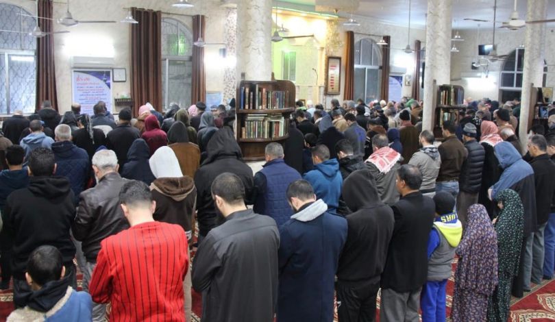 آلاف المواطنين يؤدون صلاة الفجر في المسجد الإبراهيمي