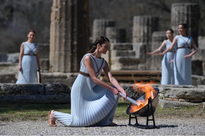 إيقاد الشعلة الأولمبية في اليونان دون حضور جمهور