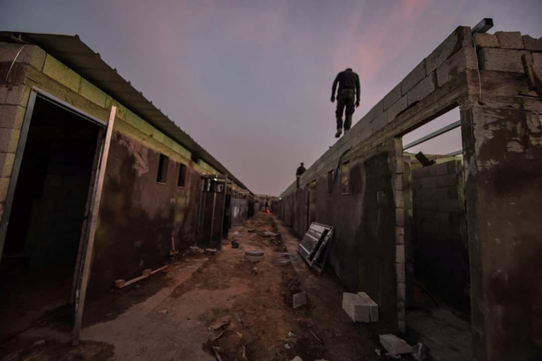 عمل دؤوب لبناء 1000 غرفة للحجر الصحي في القطاع