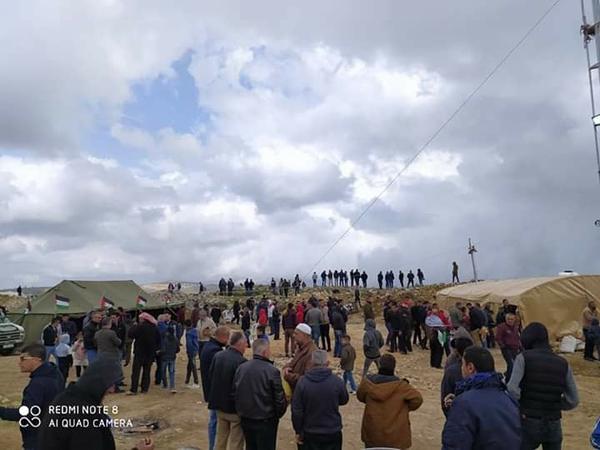 المئات يؤدون صلاة الجمعة على قمة جبل العرمة المهدد بالمصادرة