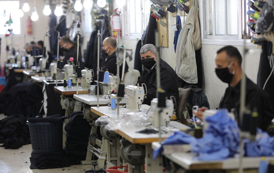 وزارة الداخلية تشرع بصناعة الكمامات الواقية بغزة