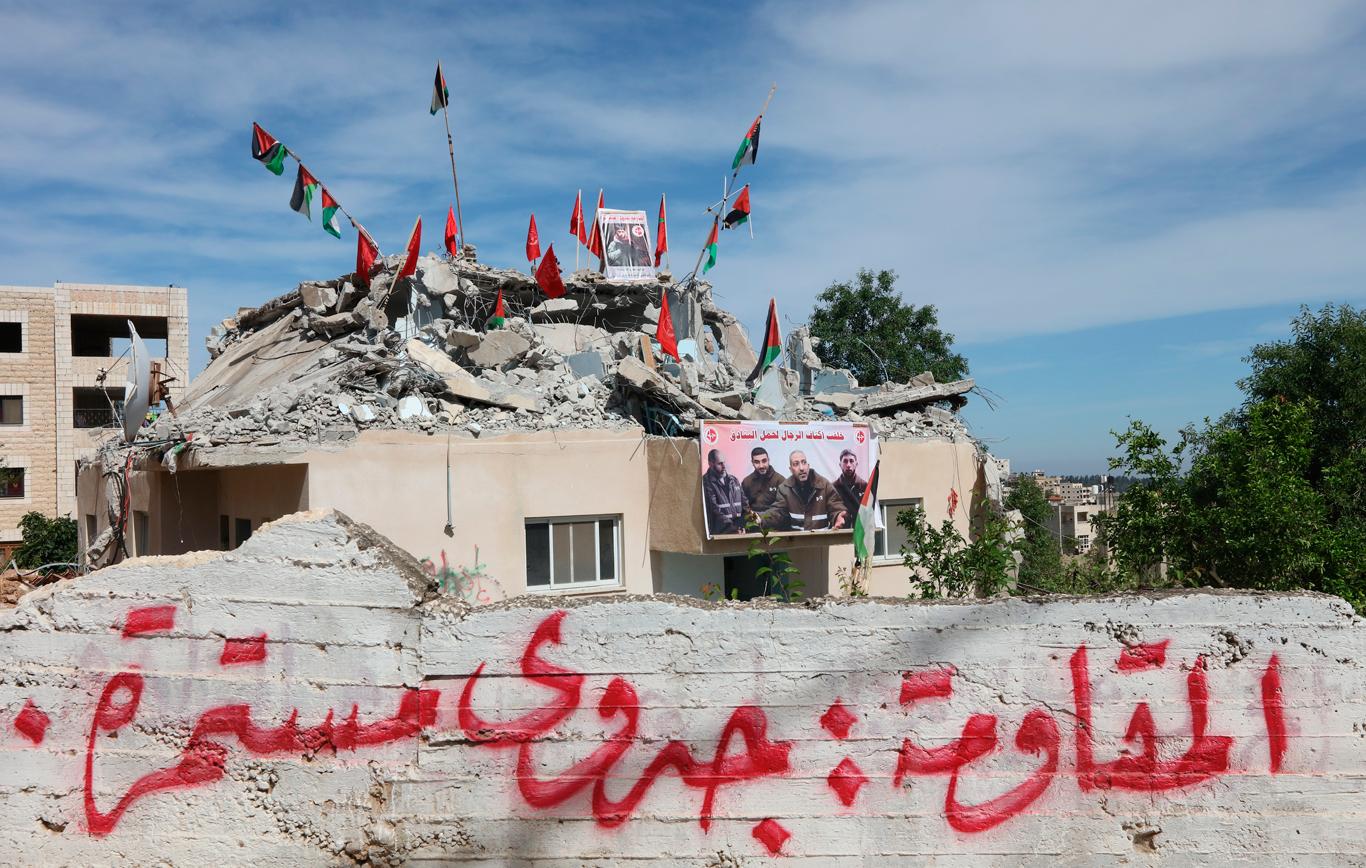الاحتلال يهدم منزل عائلة الأسير قسام البرغوثي في رام الله