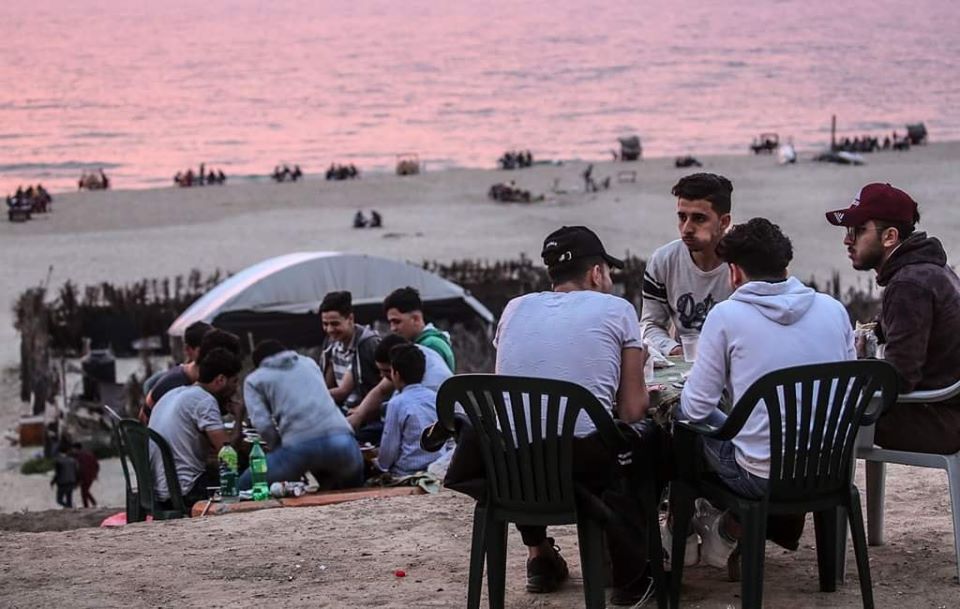 كورونا.. خارج حسابات المصطافين على بحر غزة