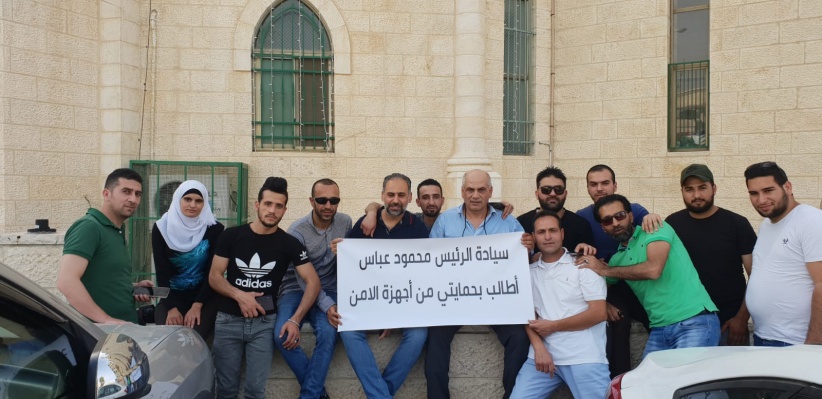 صحفيّ يعتصم أمام مقر عباس ببيت لحم لحمايته من أجهزة السلطة
