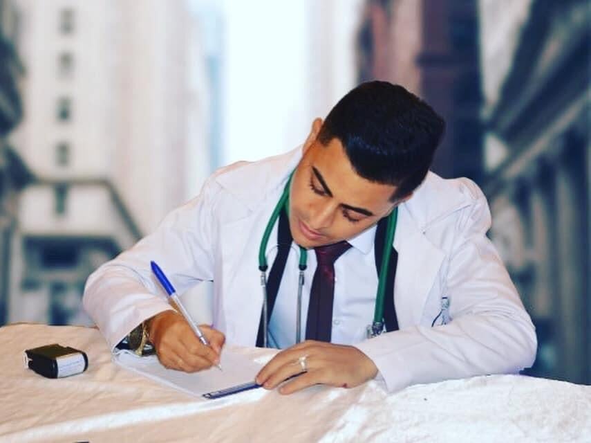 الطبيب التوم.. عريس من غزة في مواجهة كورونا بالقدس