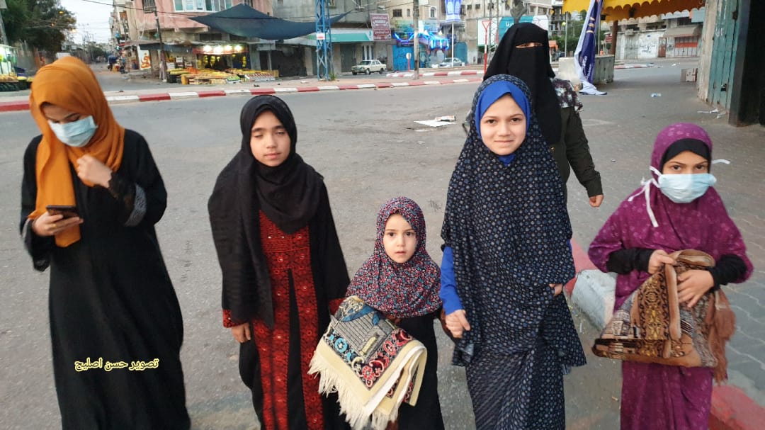 المواطنون يؤدون صلاة العيد في أغلب مساجد غزة والضفة