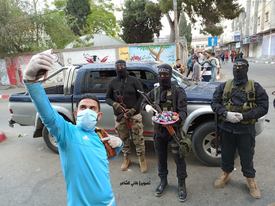عناصر المقاومة يوزعون الحلوى والشرطة تؤمن إقامة صلاة العيد بغزة