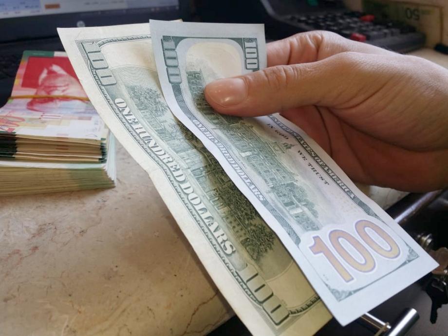 مخالفات لمكاتب صرافة تلاعبت بصرف الدولار في غزة