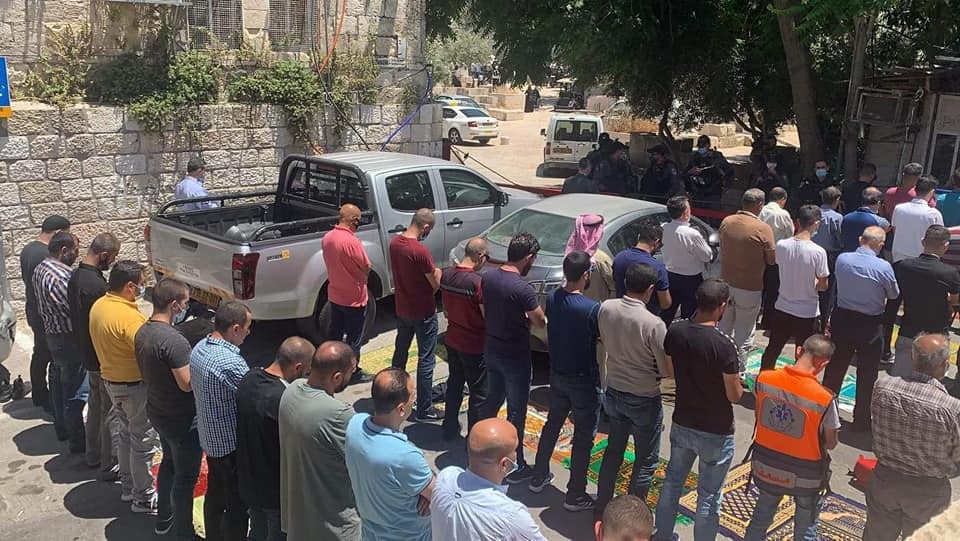 الاحتلال يعتقل المرابطة حلواني ويمنع المصلين من الوصول للأقصى