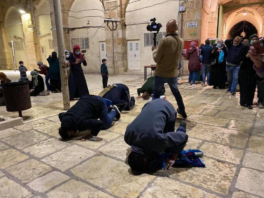 بالتكبير والتهليل.. الفلسطينيون يفتحون المسجد الأقصى