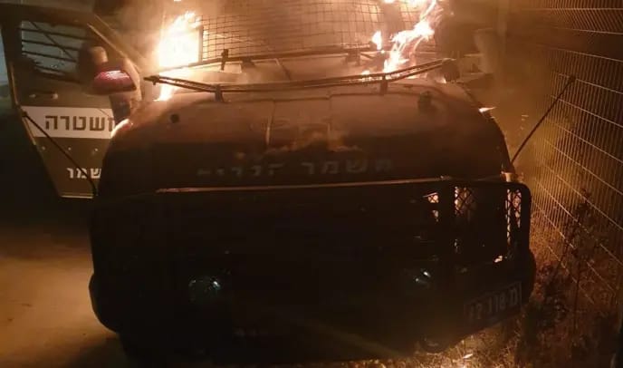 شبان أبو ديس يحرقون مركبة عسكرية للاحتلال