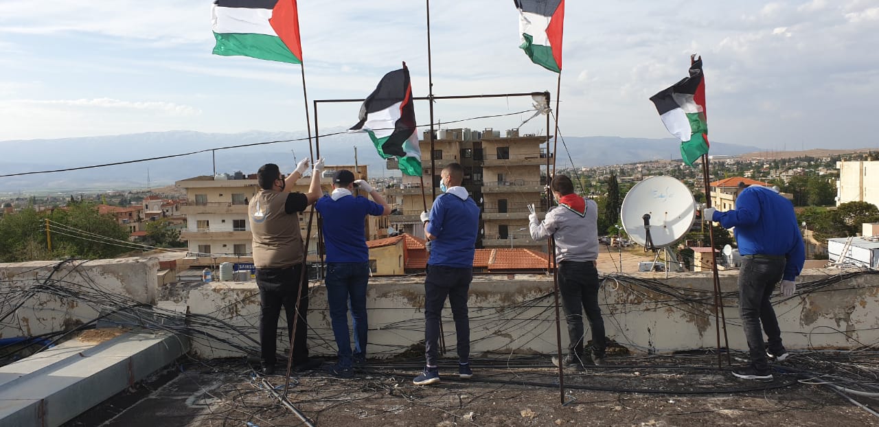 فلسطينيو لبنان يُلوّحون بأعلامهم الوطنية رفضًا للتطبيع