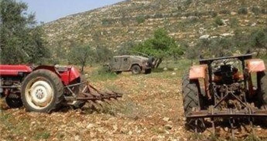 مستوطنون يدمرون معدات زراعية في قرية قصرة