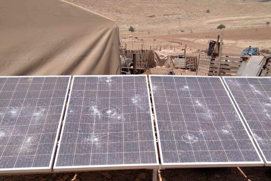 مستوطنون يحطمون ألواح طاقة شمسية ومحتويات مساكن جنوب نابلس