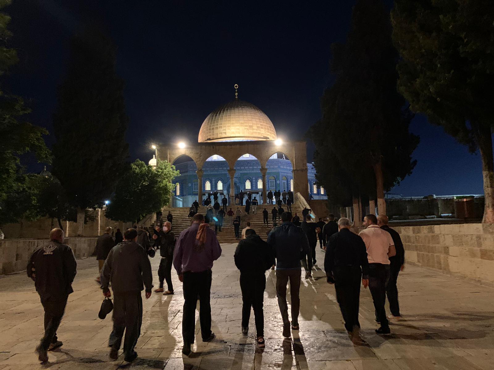 المقدسيون يلبون نداء الفجر العظيم في المسجد الأقصى