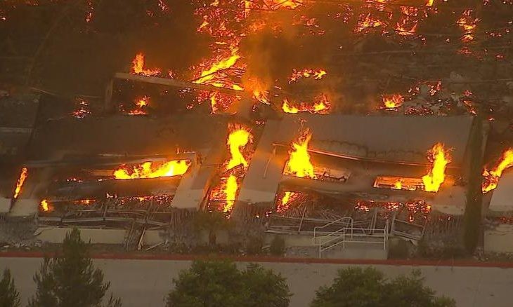 حريق يلتهم مستودعات أمازون في كاليفورنيا