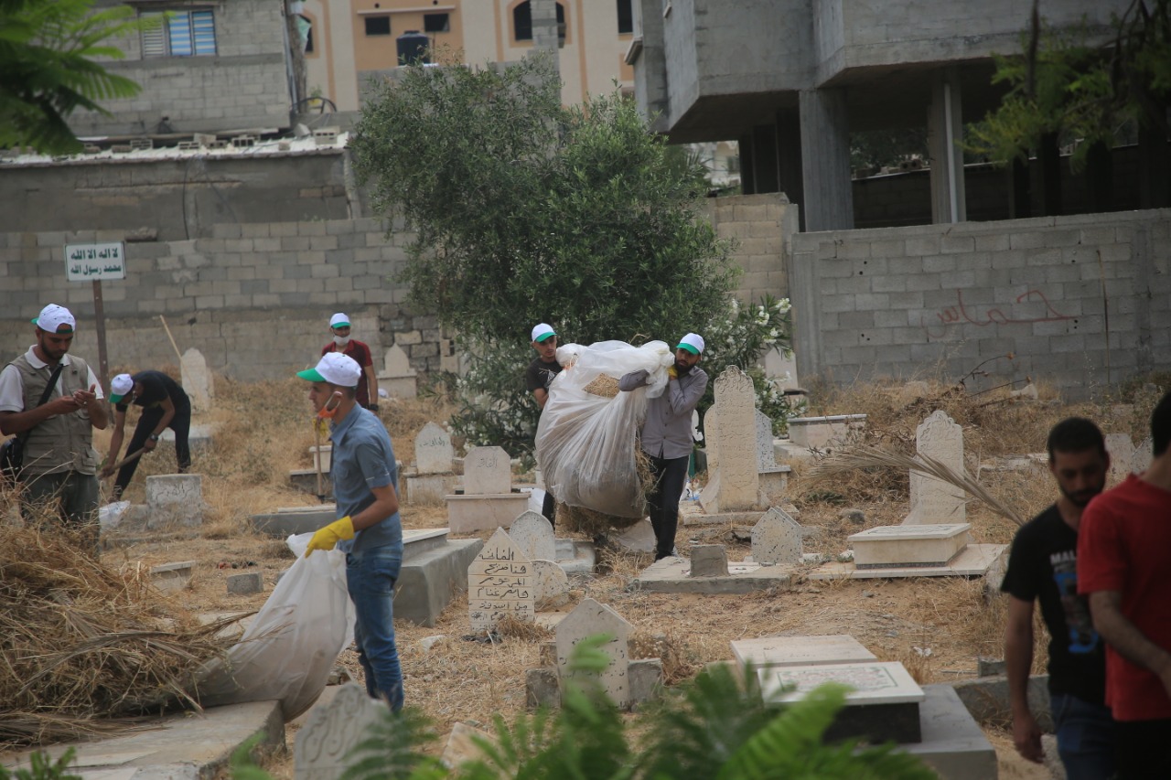 تنظيف المقابر بغزة.. مبادرة تطوعية تلقى الاهتمام