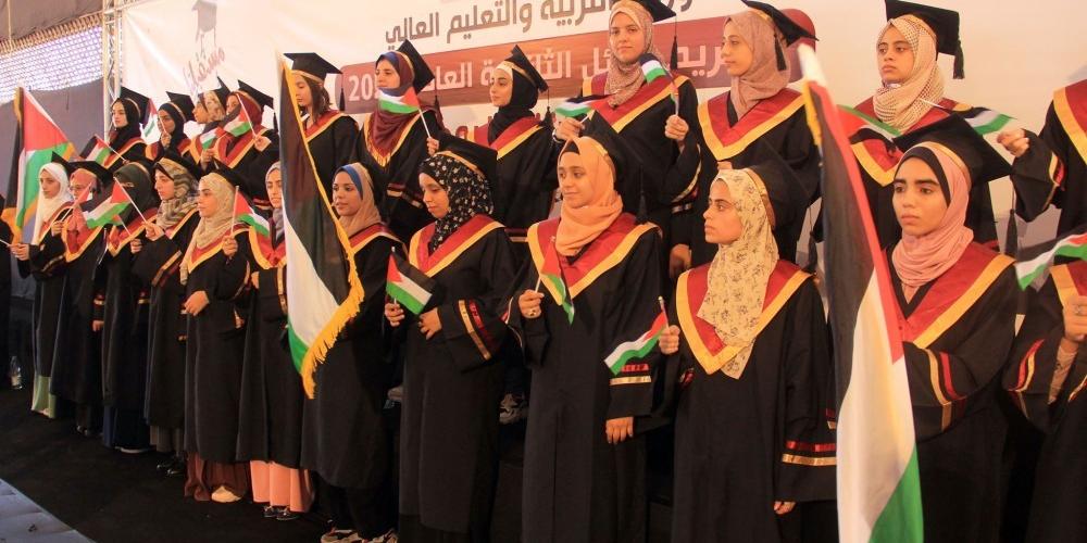 وزارة التربية والتعليم بغزة تكرم متفوقي الثانوية العامة