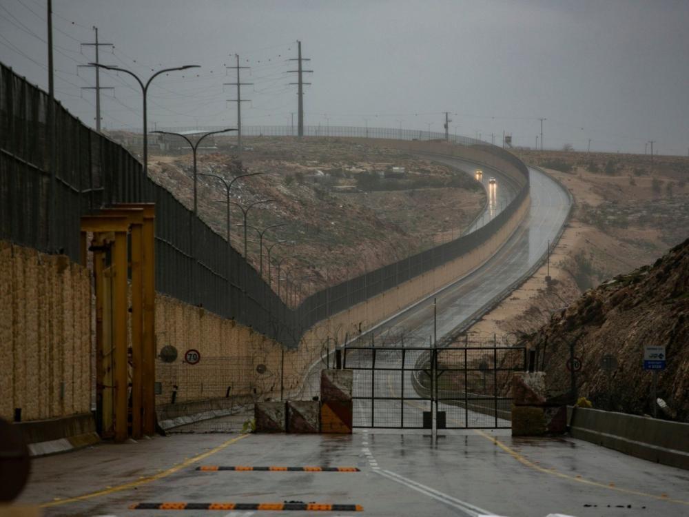 إسرائيل تصدّق على شق طرق التفافية جديدة بالضفة الغربية