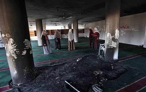 مستوطنون يعتدون على مسجد في البيرة ويحرقون أجزاء منه