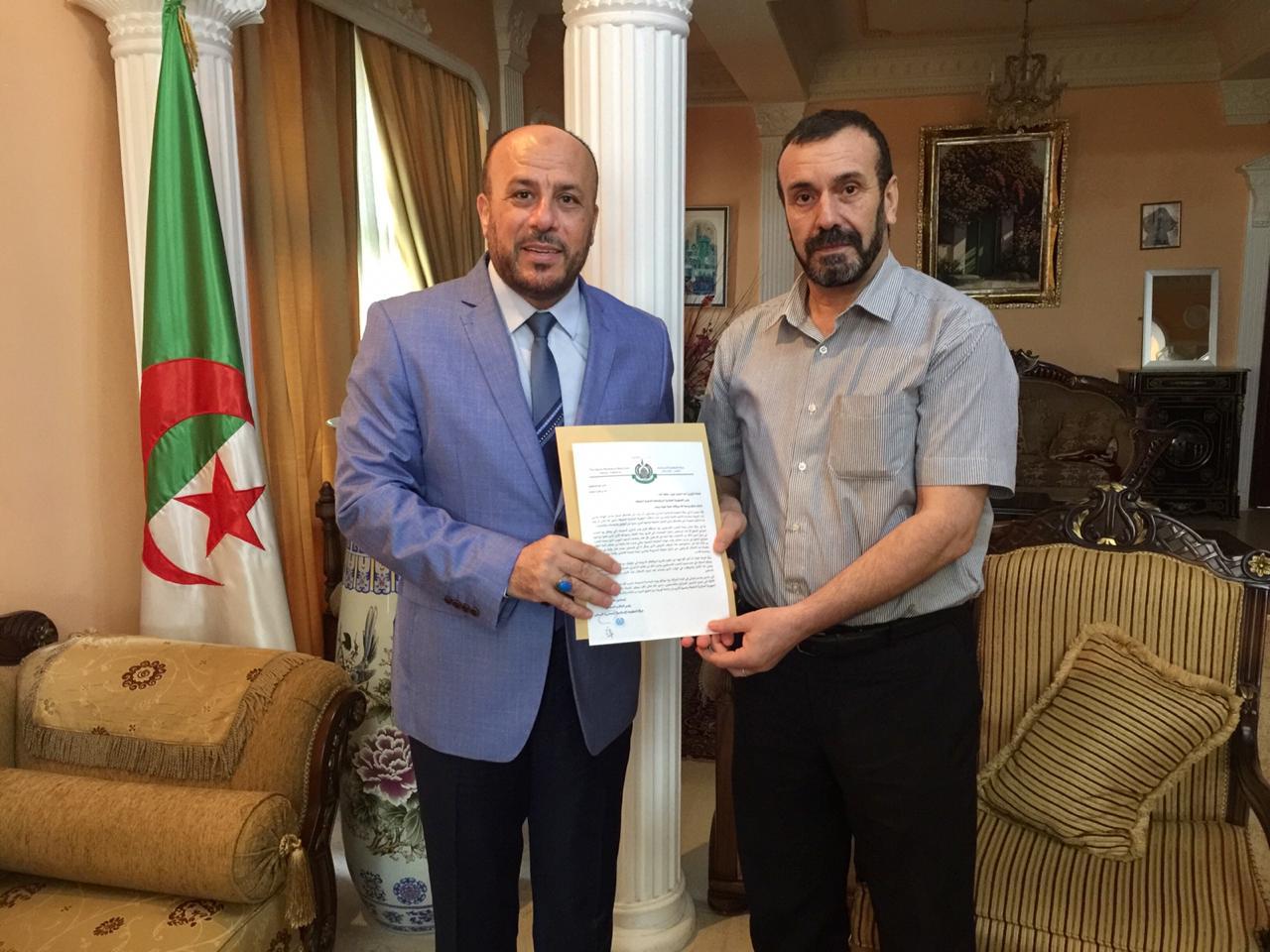 ممثل حماس في لبنان يسلم السفير الجزائري رسالة من هنية