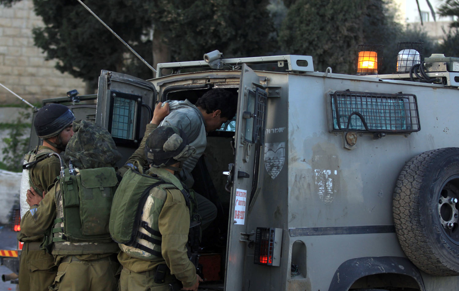 الاحتلال يعتقل 4 مواطنين في الضفة