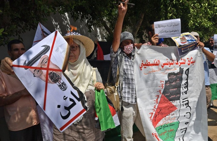 محتجون توانسة أمام سفارة أبوظبي: تطبيع الإمارات خيانة وعار