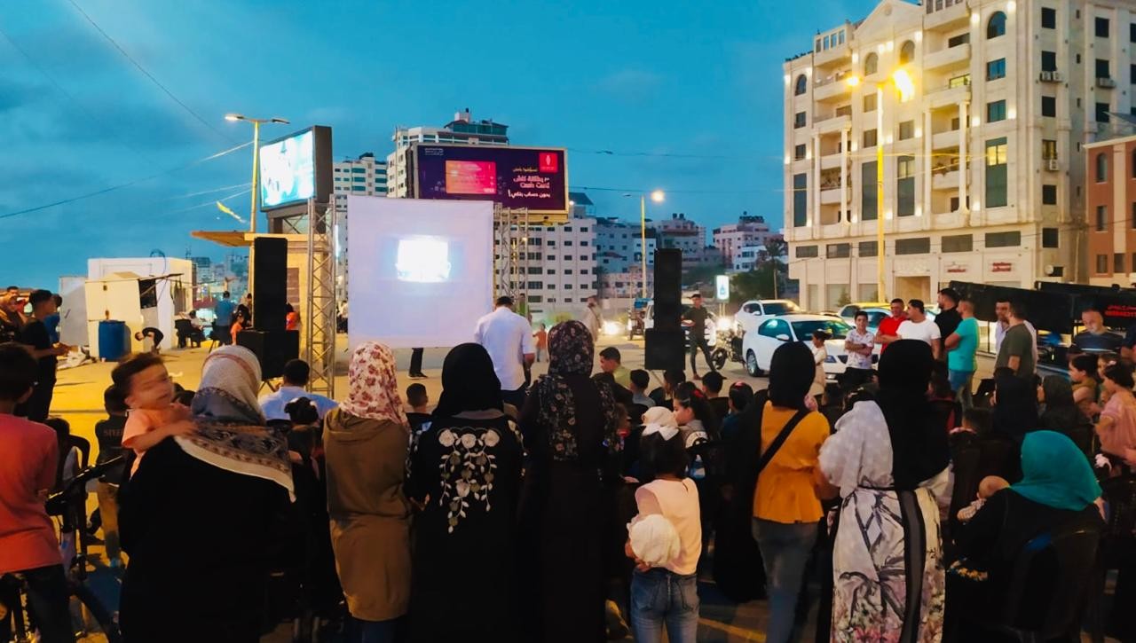 سينما الرصيف.. شاشات عملاقة لعرض الأفلام بغزة