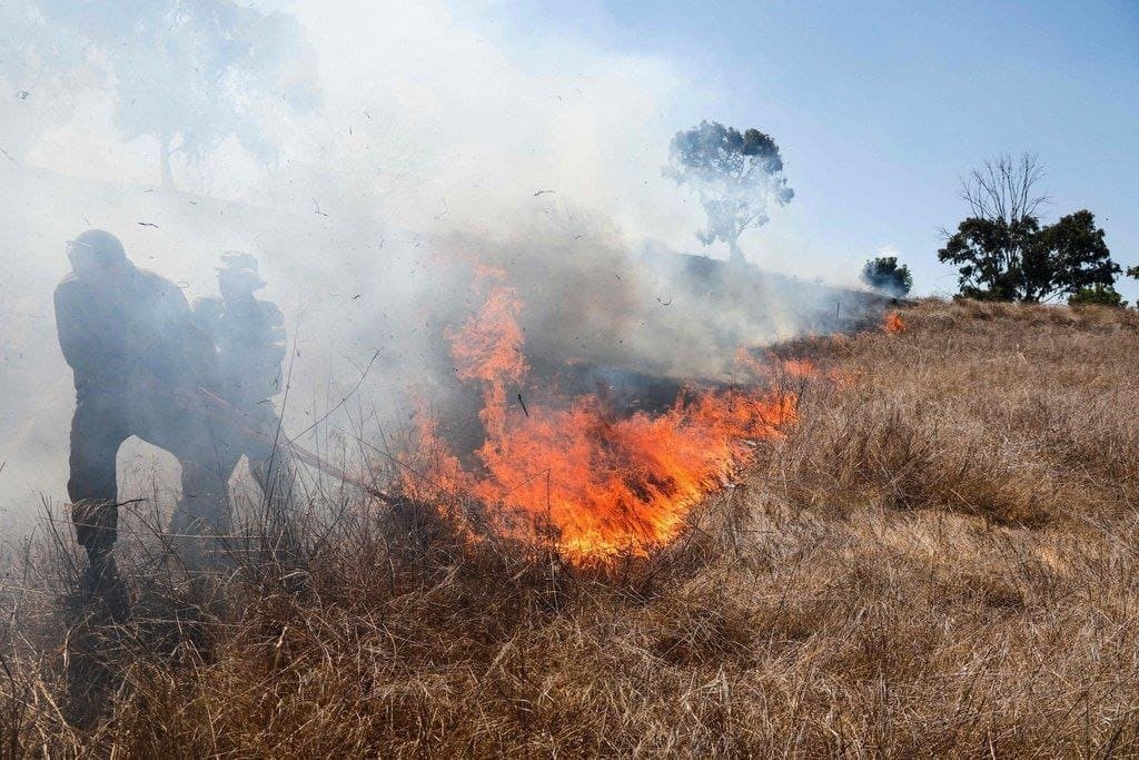 33 حريقًا في غلاف غزة بفعل البالونات الحارقة