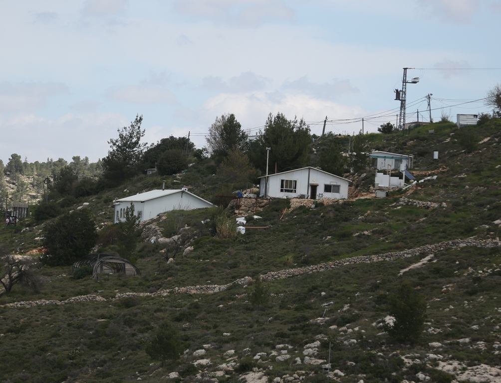 مستوطنون يشرعون ببناء بؤرة استيطانية على تلة في قريوت