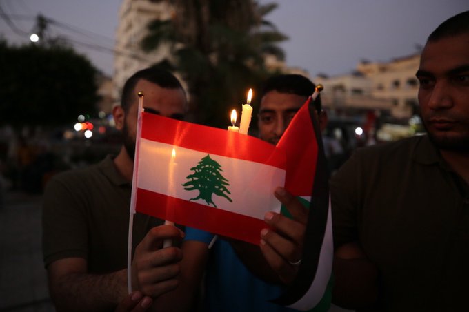 إضاءة شموع في غزة تضامنا مع لبنان