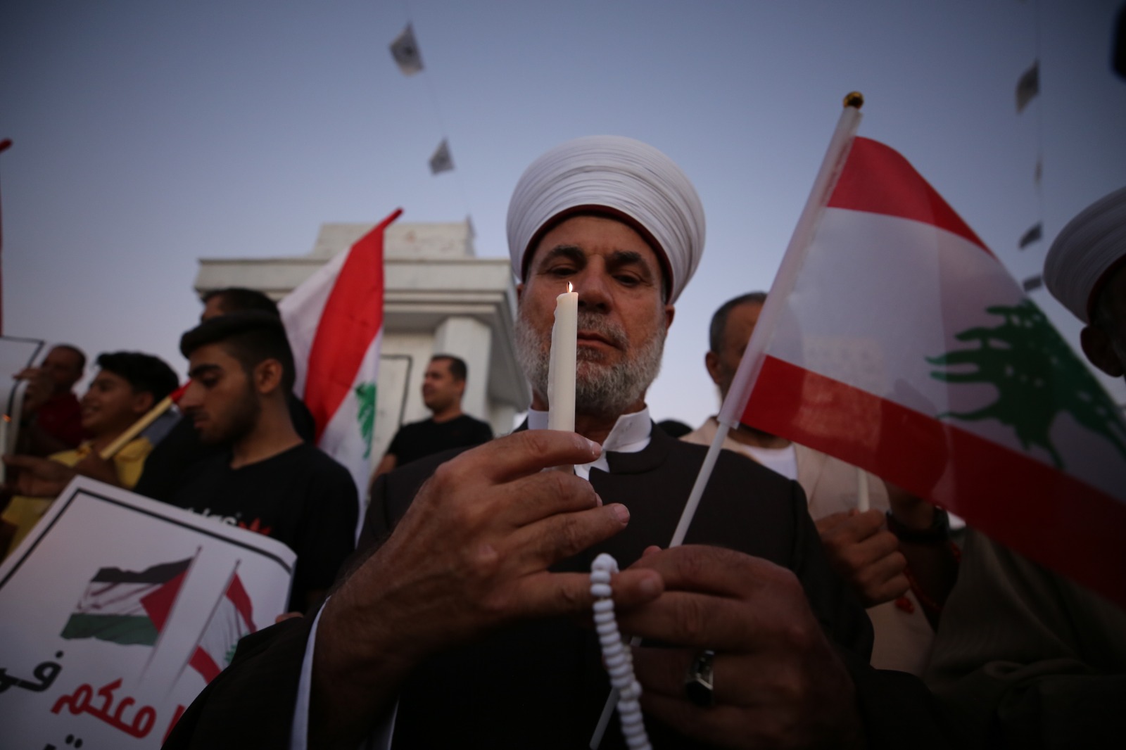 شموع بغزة تضامنًا مع لبنان