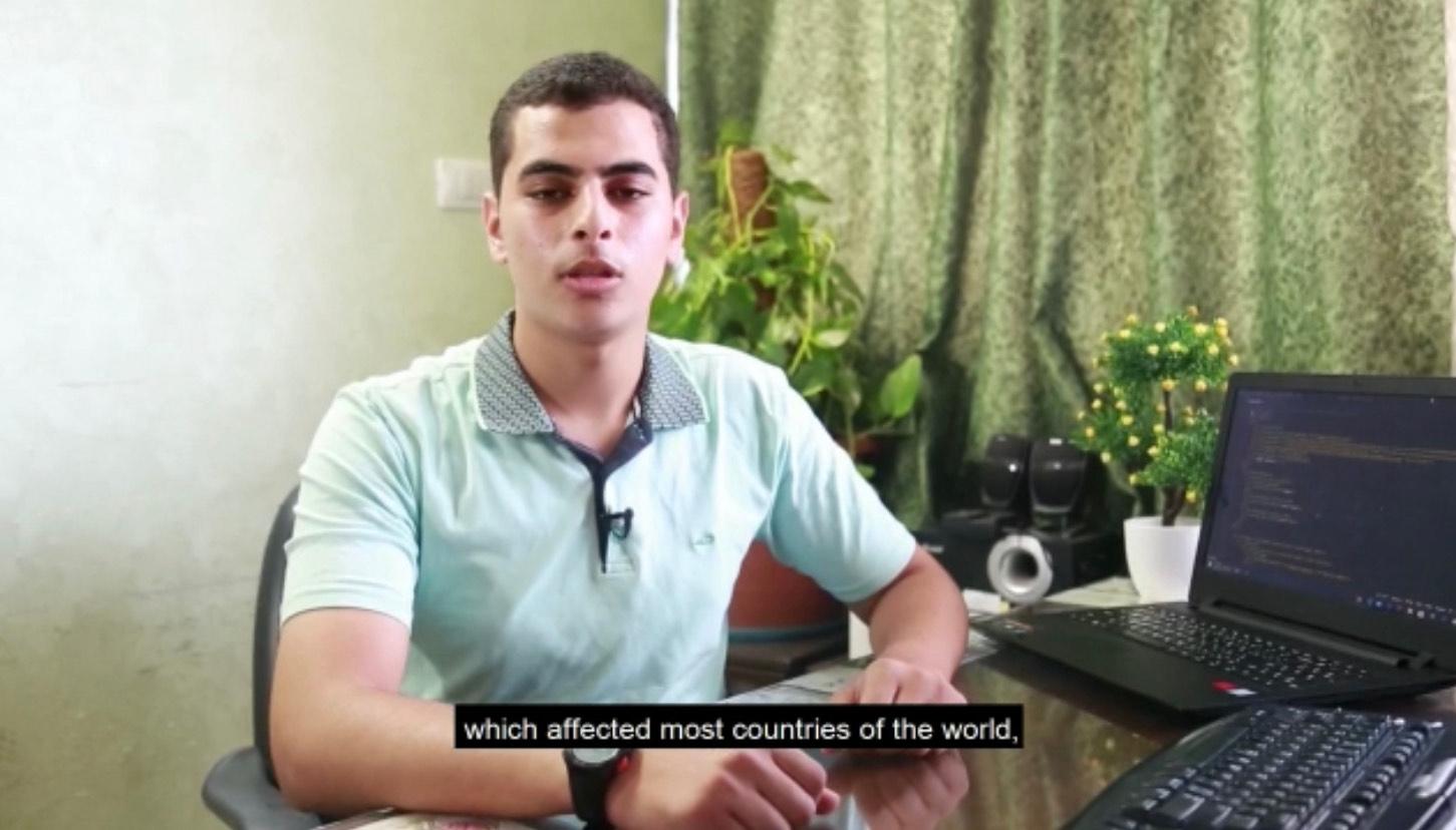 طالبٌ من غزة يُحلق عاليًّا وينتزع جائزة دولية بمجال مواقع أخبار كورونا