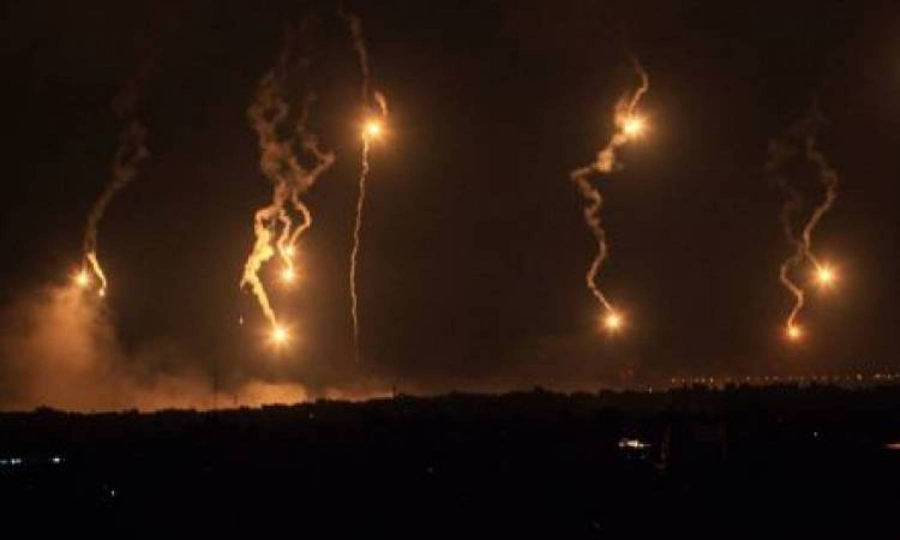 قنابل إضاءة إسرائيلية تتسبب بحرائق جنوب لبنان
