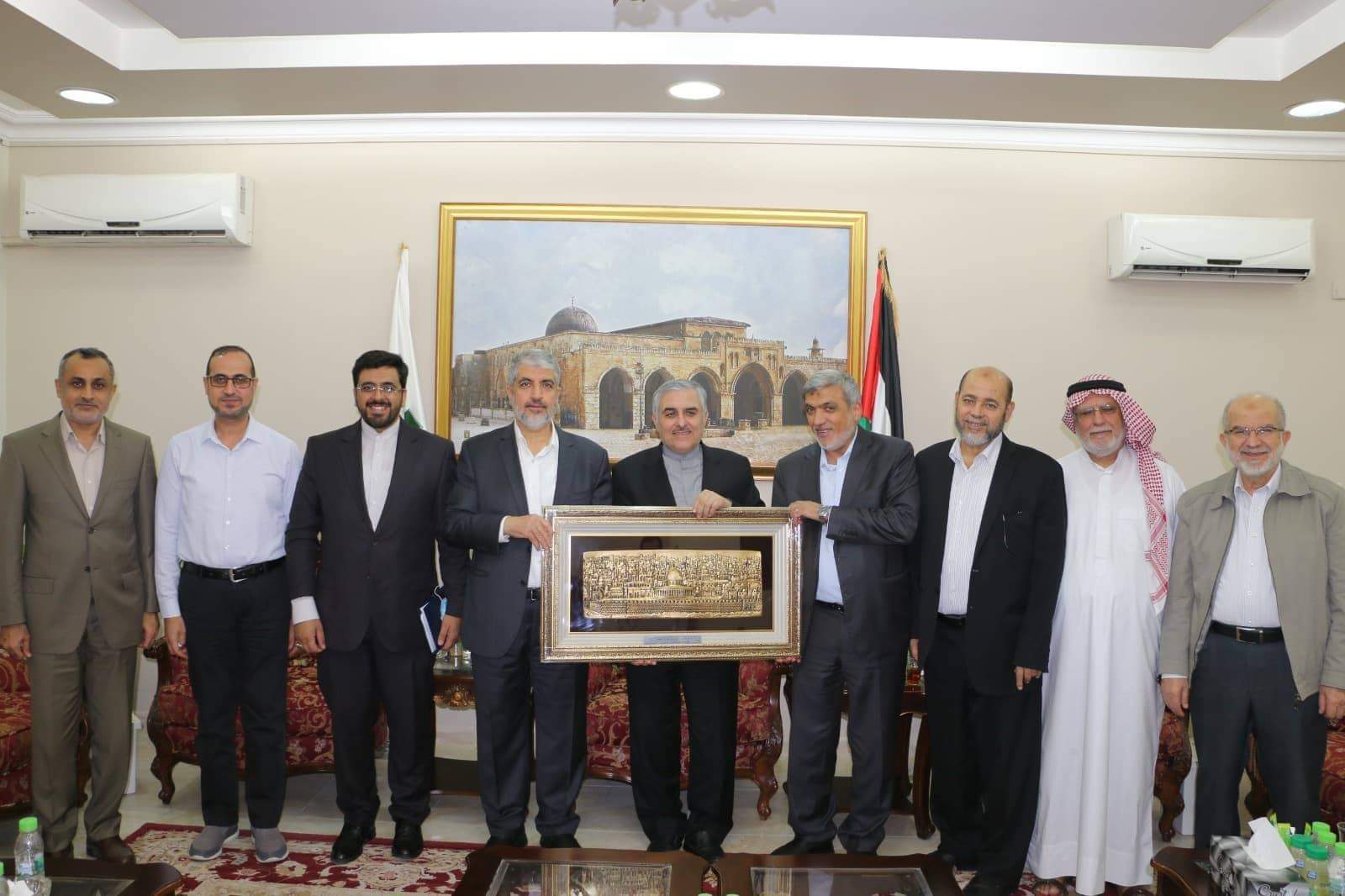 حماس تكرم السفير الإيراني في الدوحة