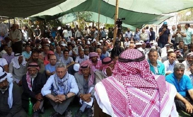 مئات المقدسيين يؤدون الجمعة في خيمة الاعتصام بسلوان