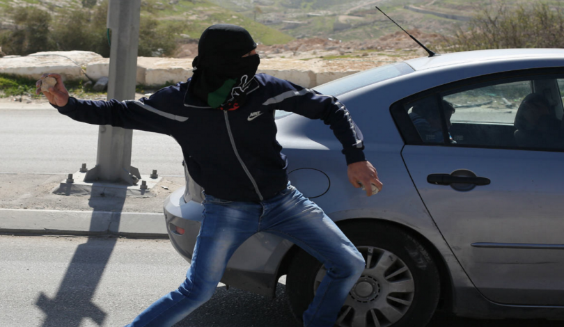 إصابة مستوطن رشقا بحجارة شبان فلسطينيين قرب المسجد الإبراهيمي