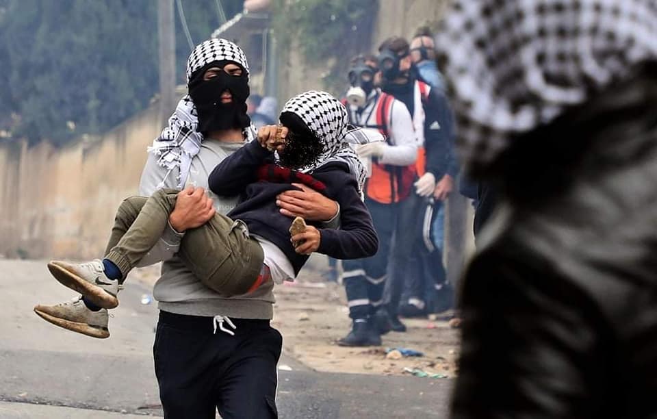 الاحتلال يعتقل طفلا بمواجهات بأريحا ويصيب شابا بقلقيلية