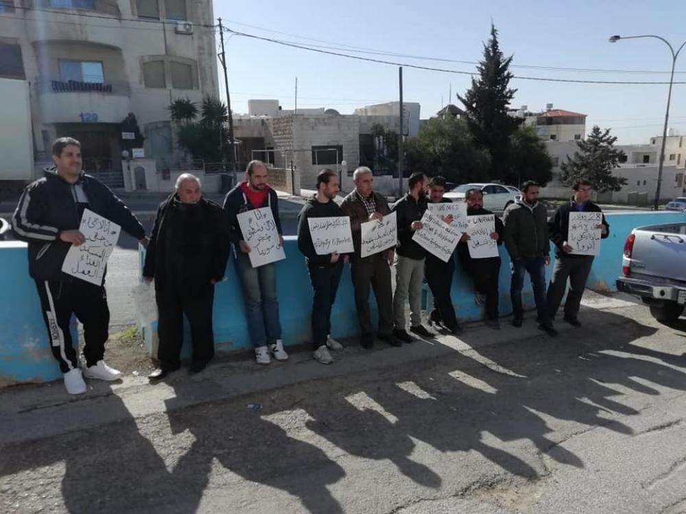 لاجئون فلسطينيون من سورية يعتصمون أمام مقر أونروا بعمان