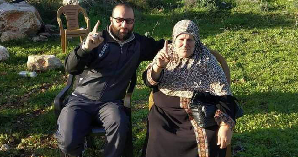 الاحتلال يحرم المحرر أدهم شواهنة نظرة الوداع على والدته