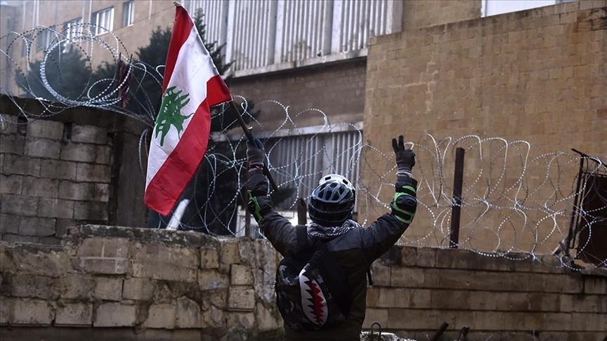 الأمن اللبناني يفرق محتجين بقنابل مسيلة للدموع في طرابلس