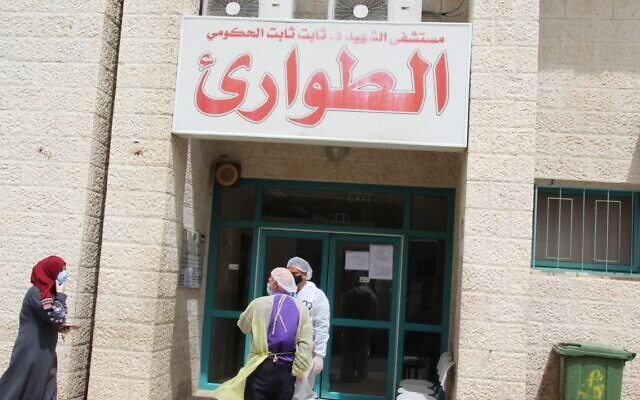 قوات الاحتلال تقتحم مستشفى ثابت ثابت بطولكرم وتلقي قنابل صوت