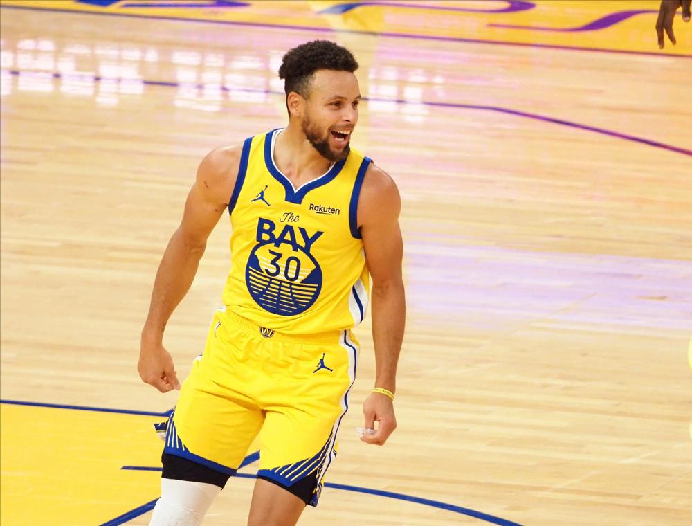 NBA: ستيفن كوري يستعيد بريق الماضي بـ62 نقطة