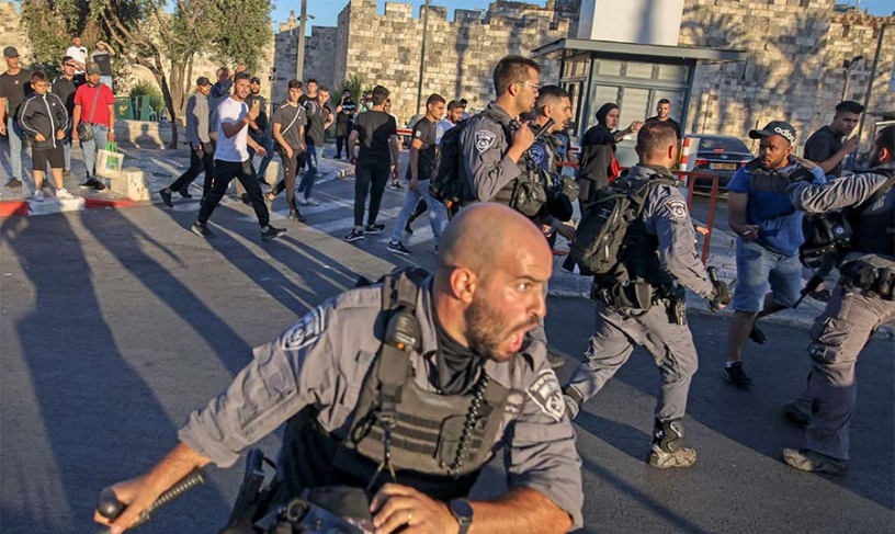 60 جريحًا و13 معتقلًا بقمع الاحتلال الفلسطينيين في باب العامود