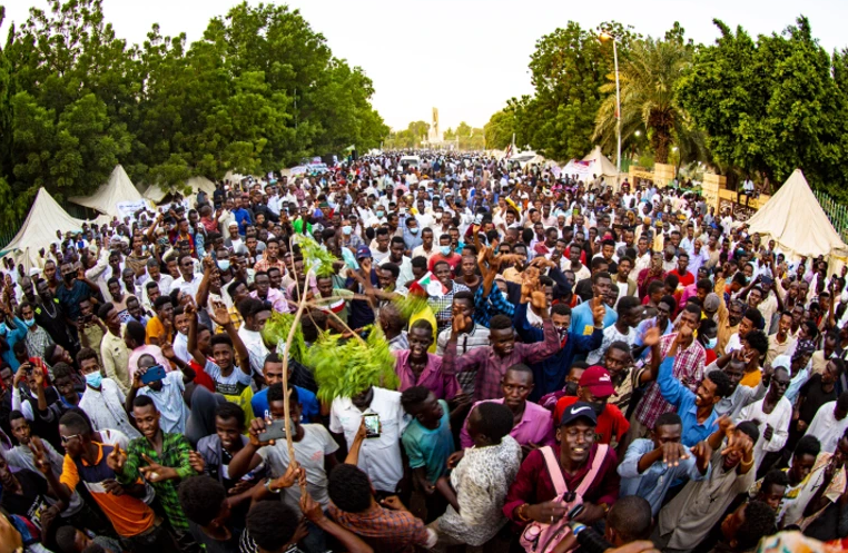 السودان يغلق الجسور استباقا لمظاهرات ضد قرارات قائد الجيش