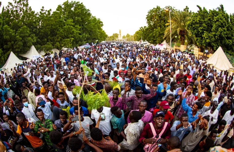 الشارع السوداني منقسم بين معسكرين والجيش يغلق كل الطرق لمقر قيادته
