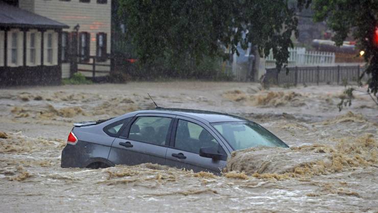 فيضانات هائلة تضرب الساحل الشرقي للولايات المتحدة الأميركية