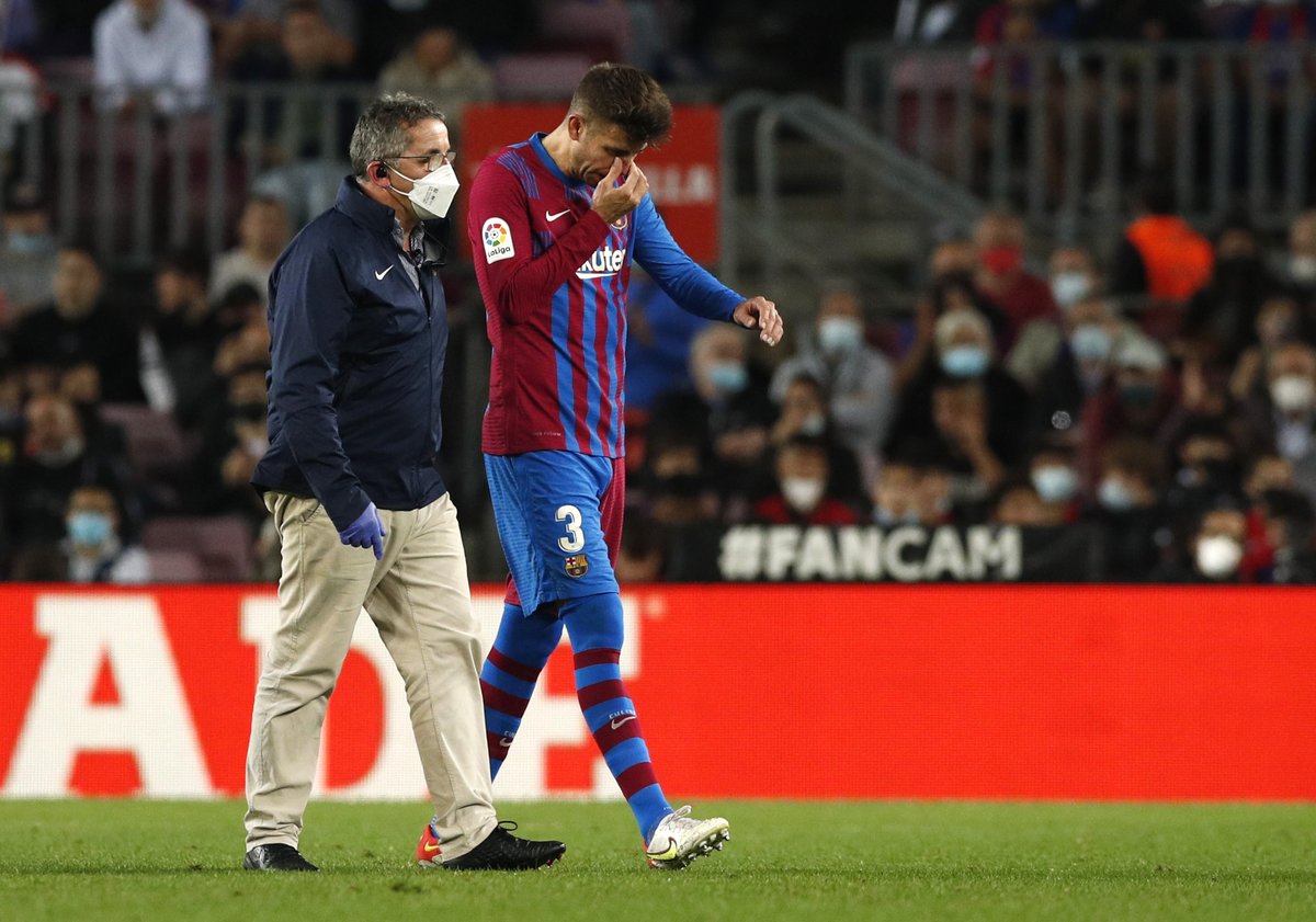 برشلونة يعلن إصابة بيكيه بتشنج في ربلة الساق اليمنى